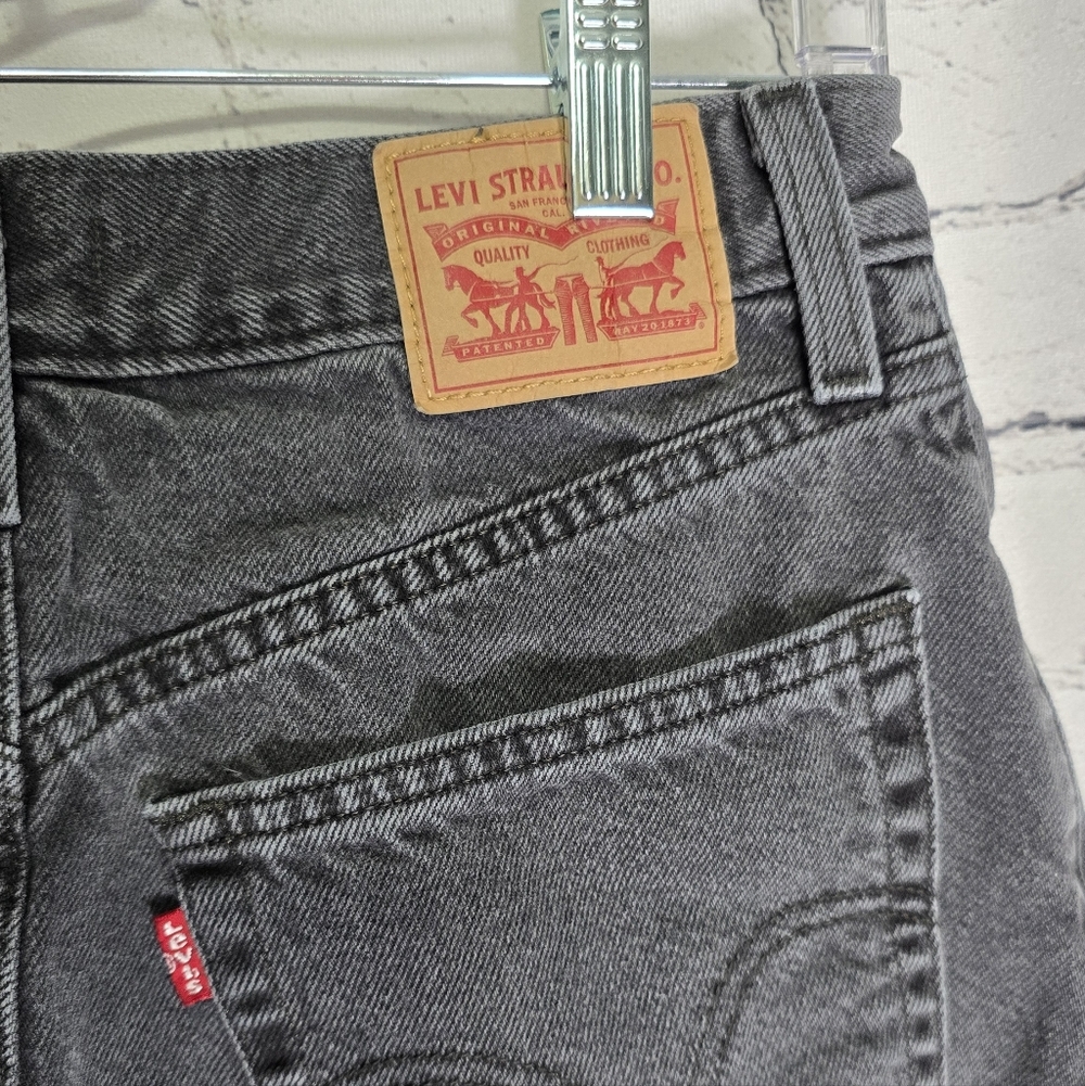 Levis Women's High Waistes Mom Black Denim Shorts Size 29 - Picture 4 of 8
